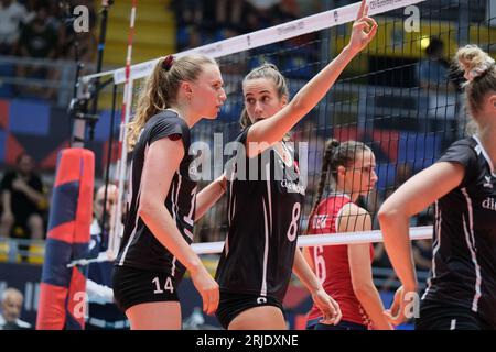 Turin, Italie. 21 août 2023. Laura Künzler (à gauche) et Samira Sulser (à droite), de Suisse, vues lors de la finale féminine CEV EuroVolley 2023 entre la Croatie et la Suisse au Gianni Asti Sports Hall. Score final ; Croatie 1:3 Suisse. (Photo Davide Di Lalla/SOPA Images/Sipa USA) crédit : SIPA USA/Alamy Live News Banque D'Images