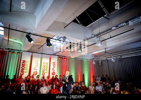 LA HAYE - Frans Timmermans en conversation avec des membres du parti GroenLinks et le PvdA. Timmermans est le nouveau chef prévu du parti conjoint pour les élections législatives. ANP ROBIN UTRECHT netherlands Out - belgique Out Banque D'Images