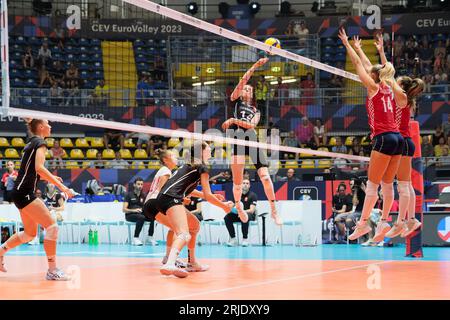 Turin, Italie. 21 août 2023. Laura Künzler (L), de Suisse, en action lors de la finale féminine CEV EuroVolley 2023 entre la Croatie et la Suisse au Gianni Asti Sports Hall. Score final ; Croatie 1:3 Suisse. (Photo Davide Di Lalla/SOPA Images/Sipa USA) crédit : SIPA USA/Alamy Live News Banque D'Images