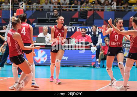 Turin, Italie. 21 août 2023. Mika Grbavica (C), de Croatie, célèbre avec ses coéquipières après avoir marqué un but lors de la finale féminine CEV EuroVolley 2023 entre la Croatie et la Suisse au Gianni Asti Sports Hall. Score final ; Croatie 1:3 Suisse. (Photo Davide Di Lalla/SOPA Images/Sipa USA) crédit : SIPA USA/Alamy Live News Banque D'Images