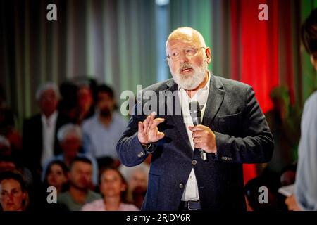 LA HAYE - Frans Timmermans en conversation avec des membres du parti GroenLinks et le PvdA. Timmermans est le nouveau chef prévu du parti conjoint pour les élections législatives. ANP ROBIN UTRECHT netherlands Out - belgique Out Banque D'Images