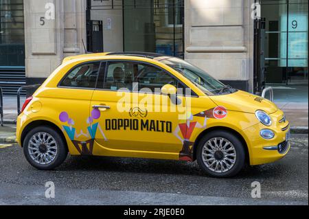 Marque DOPPIO Malto Italian Restaurant annoncée sur une voiture Fiat 500, Glasgow, Écosse, Royaume-Uni, Europe Banque D'Images