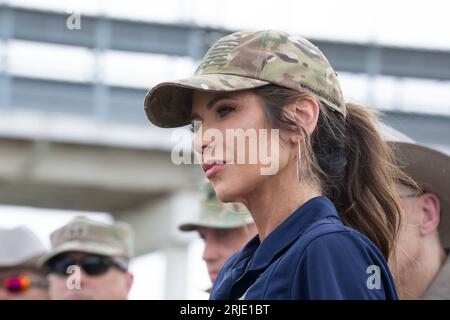 KRISTI NOEM, gouverneur du Dakota du Sud, écoute plusieurs gouverneurs américains tenir une conférence de presse le long du Rio Grande à Eagle Pass, Texas, le 21 août 2023. Les gouverneurs ont fait un tour en hélicoptère de la rivière où une série controversée de bouées de 1 500 mètres a été placée pour dissuader les migrants de traverser. Banque D'Images