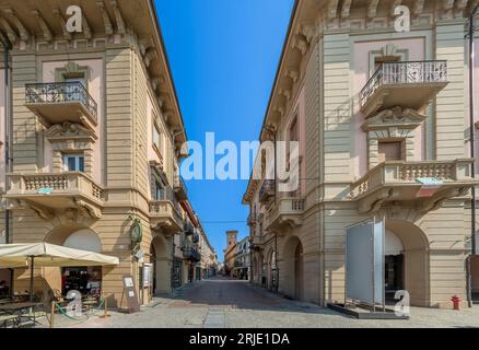 Alba, Langhe, Italie - 20 août 2023 : via Vittorio Emanuele la rue piétonne principale entre les bâtiments historiques, appelée via Maestra (rue principale) , Banque D'Images