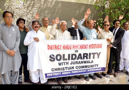 HYDERABAD, PAKISTAN, 22/08/2023, des membres du district Hindu Panchayat organisent une manifestation de protestation contre l'attaque contre les églises de Jaranwala, au club de presse d'Hyderabad, le mardi 22 août 2023. Banque D'Images