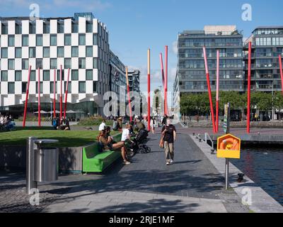 Les Docks du Grand Canal sont de la ville de Dublin avec le Marker Hotel en arrière-plan. Banque D'Images