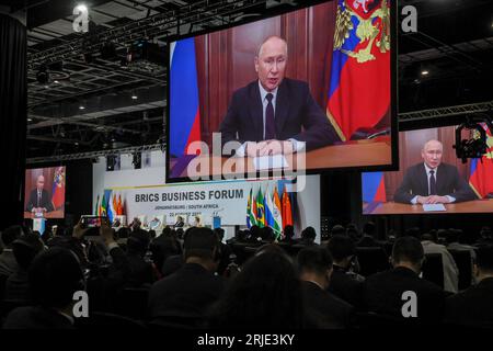 Vladimir Poutine, président de la Russie, s’exprime par message vidéo enregistré le premier jour du sommet des BRICS au Sandton Convention Center, le mardi 22 août 2023, à Johannesburg, en Afrique du Sud. BRICS, composé du Brésil, de la Russie, de l'Inde, de la Chine, et l’Afrique du Sud est un groupe de grandes économies émergentes qui se réunissent pour discuter de la coopération pratique et de la solidarité afin de trouver des intérêts mutuels et des valeurs communes. Vingt-trois autres pays ont demandé à adhérer aux BRICS et 16 autres pays ont exprimé leur intérêt. Le sommet de trois jours devrait se dérouler du 22 au 24 août. Photo de Jemal Countess/UPI Banque D'Images