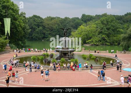 New York, États-Unis - 20 juillet 2023 : les touristes et les habitants profitent de la fontaine Bethesda et du lac dans central Park, New York City. Banque D'Images