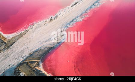 Vue aérienne du lac de sel rose. Les usines de production de sel ont évaporé le bassin de saumure dans un lac salé. Salin de Giraud en Camargue en Provence Banque D'Images