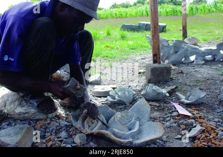 Raphael Machinjili, sculpteur de l'Association des arts Tafara Mabvuku, travaille sur ses roses en pierre. Zimbabwe. Banque D'Images