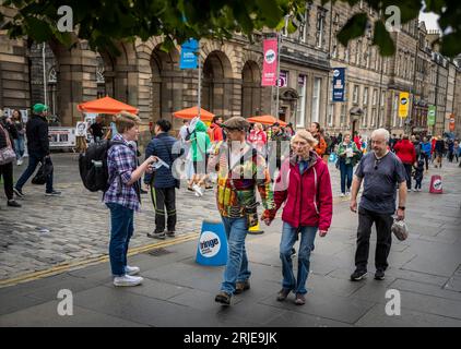 Une scène dans le Royal Mile d’Édimbourg pendant la dernière semaine du Festival Fringe 2023 d’Édimbourg. Banque D'Images
