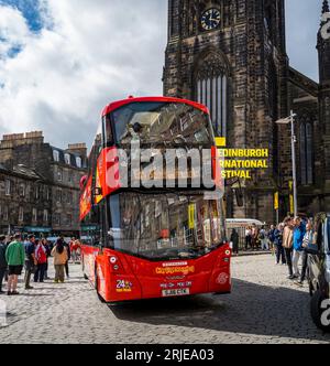 Une scène dans le Royal Mile d’Édimbourg pendant la dernière semaine du Festival Fringe 2023 d’Édimbourg. Banque D'Images