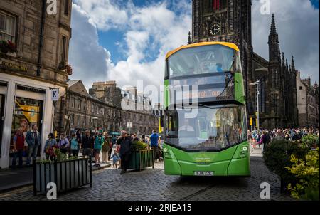 Une scène dans le Royal Mile d’Édimbourg pendant la dernière semaine du Festival Fringe 2023 d’Édimbourg. Banque D'Images