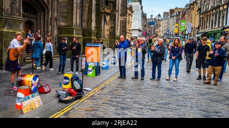 Une scène dans le Royal Mile d’Édimbourg pendant la dernière semaine du Festival Fringe 2023 d’Édimbourg. Banque D'Images