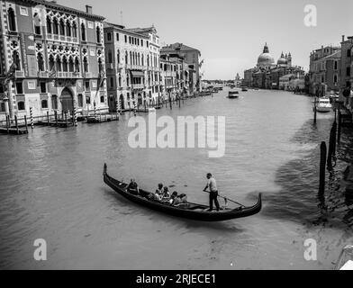 Gondole solitaire sur le Grand Canal à Venise, Italie Banque D'Images