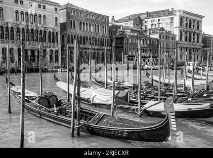 Les gondoles ont accostées sur le Grand Canal à Venise, en Italie Banque D'Images