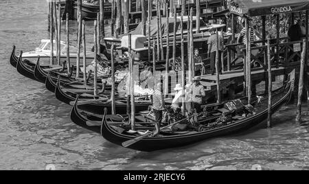 Les gondoles ont accostées sur le Grand Canal à Venise, en Italie Banque D'Images