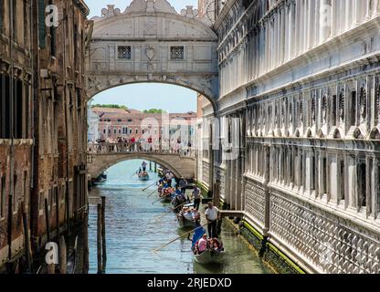 Les gondoles passent sous le pont des Soupirs à Venise, en Italie Banque D'Images