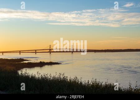 Magnifique coucher de soleil sur le pont de la rivière Deh Cho, fleuve Mackenzie, route Mackenzie, fort Providence. Territoires du Nord-Ouest, NT Canada Banque D'Images