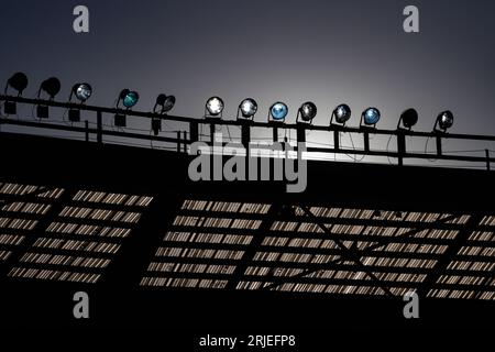 Turin, Italie, 21 août 2023. Les projecteurs du stade sont vus comme le soleil se couche derrière pendant le match de Serie A au Stadio Grande Torino, Turin. Le crédit photo devrait se lire : Jonathan Moscrop / Sportimage Banque D'Images