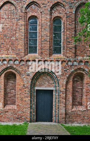 Entrée latérale avec fenêtres ouvertes et en briques de l'église romano-gothique Saint-Nicolas (Nicolaaskerk) à Appingedam, province de Groningen, pays-Bas Banque D'Images