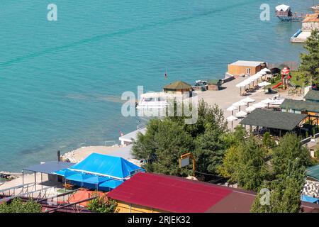 Le lac Sevan est un grand lac de haute altitude situé dans l'est de l'Arménie, connu pour ses plages Banque D'Images