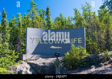 Yellowknife, NT Canada - 13 AOÛT 2022 : signe de bienvenue à votre entrée à Yellowknife, Territoires du Nord-Ouest, Canada Banque D'Images