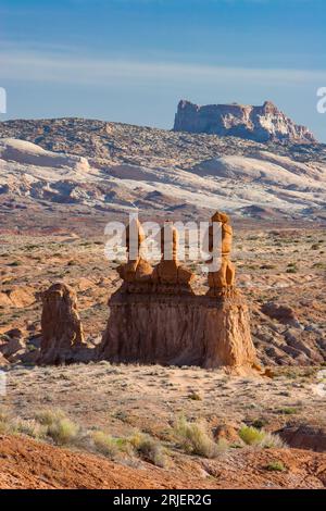 The Three Sisters or Three Kings, une formation rocheuse de grès d'Entrada dans le Gobllin Valley State Park près de Hanksville, Utah, avec Temple Mountain derrière. Banque D'Images