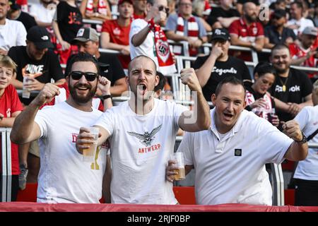 Anvers, Belgique. 22 août 2023. Les supporters d'Anvers photographiés avant un match entre l'équipe belge de football Royal Antwerp FC et l'équipe grecque de football AEK Athènes, la première étape des play-offs pour la compétition UEFA Champions League, le mardi 22 août 2023 à Anvers. BELGA PHOTO TOM GOYVAERTS crédit : Belga News Agency/Alamy Live News Banque D'Images