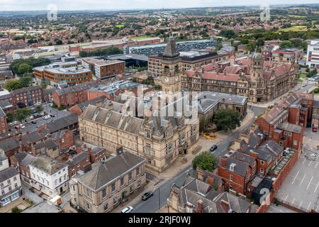 WAKEFIELD, ROYAUME-UNI - 17 AOÛT 2023. Une vue panoramique aérienne d'un paysage urbain de Wakefield dans le centre-ville avec la mairie et County Hall buil Banque D'Images