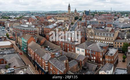 WAKEFIELD, ROYAUME-UNI - 17 AOÛT 2023. Une vue panoramique aérienne d'un paysage urbain de Wakefield dans le centre-ville de cette ville du nord-est de l'Angleterre Banque D'Images