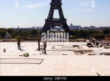 Paris, France - 16 juillet 2022 : ouvrier de la construction sur le site du Trocadéro avec la tour Eiffel en arrière-plan, Paris. France Banque D'Images