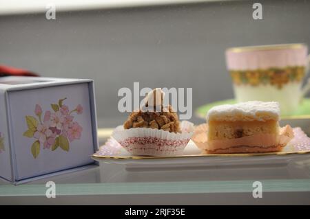 Lèche-vitrine dans un magasin de gâteaux, pâtisserie, boulangerie Banque D'Images