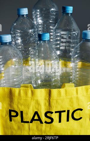 Sac jaune rempli de bouteilles en plastique dans le sac pour les déchets séparés collectés pour le recyclage et la réutilisation Banque D'Images