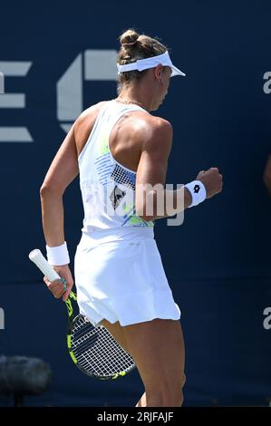 New York, États-Unis. 22 août 2023. La Belge Yanina Wickmayer affronte Katherine Sebov, du Canada, lors de la 1e ronde de qualification féminine du tournoi de tennis du Grand Chelem US Open 2023, qui a eu lieu au Flushing Meadow Corona Park dans le Queens, New York, NY, le 22 août 2023. (Photo Anthony Behar/Sipa USA) crédit : SIPA USA/Alamy Live News Banque D'Images