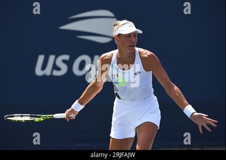 New York, États-Unis. 22 août 2023. La Belge Yanina Wickmayer affronte Katherine Sebov, du Canada, lors de la 1e ronde de qualification féminine du tournoi de tennis du Grand Chelem US Open 2023, qui a eu lieu au Flushing Meadow Corona Park dans le Queens, New York, NY, le 22 août 2023. (Photo Anthony Behar/Sipa USA) crédit : SIPA USA/Alamy Live News Banque D'Images