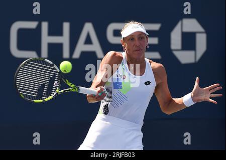 New York, États-Unis. 22 août 2023. La Belge Yanina Wickmayer affronte Katherine Sebov, du Canada, lors de la 1e ronde de qualification féminine du tournoi de tennis du Grand Chelem US Open 2023, qui a eu lieu au Flushing Meadow Corona Park dans le Queens, New York, NY, le 22 août 2023. (Photo Anthony Behar/Sipa USA) crédit : SIPA USA/Alamy Live News Banque D'Images