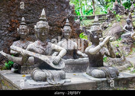 Figurines en pierre d'anciens musiciens mythiques de la culture traditionnelle thaïlandaise. Jardin magique de Bouddha sur Koh Samui. Banque D'Images