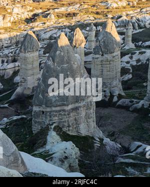 Paysage lever du soleil avec des montgolfières survolent les canyons profonds, les vallées Cappadocia Goreme National Park Turquie, vue aérienne de dessus. Banque D'Images