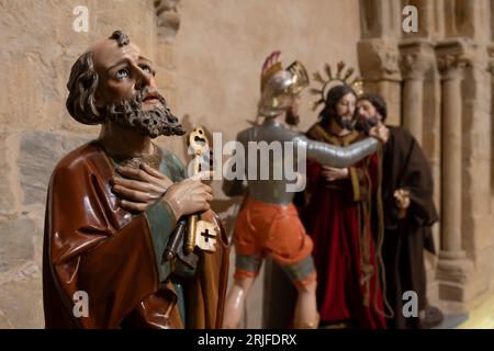 Statue processionnelle de Saint Pierre tenant les clés du ciel à l'Iglesia de San Francisco à Astorga, Léon, Espagne. Au loin, un Romain vendu Banque D'Images