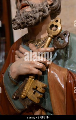 Détail d'une statue processionnelle de Saint Pierre tenant les clés du ciel à l'Iglesia de San Francisco à Astorga, Léon, Espagne. Banque D'Images