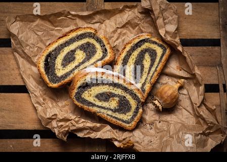 Morceaux de strudel maison, frais avec des graines de pavot sur papier vue de dessus Banque D'Images