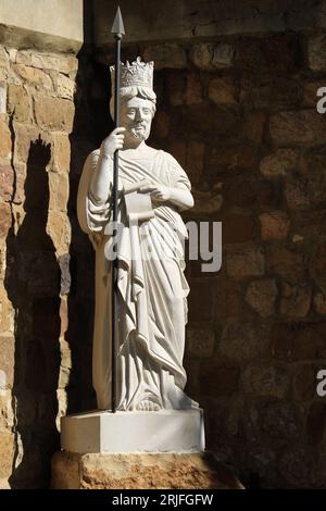 Statue de Saint Jude Thaddeus devant son église au Liban. Banque D'Images