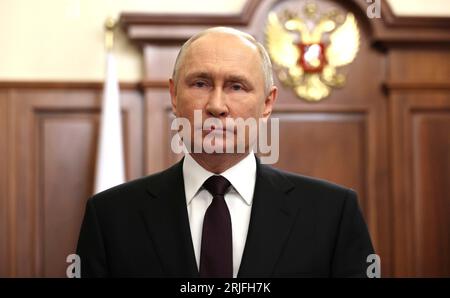 Moscou, Russie. 22 août 2023. Le président russe Vladimir Poutine prononce un discours télévisé célébrant le jour du drapeau national depuis le Kremlin, le 22 août 2023 à Moscou, en Russie. Crédit : Mikhail Klimentyev/Kremlin Pool/Alamy Live News Banque D'Images