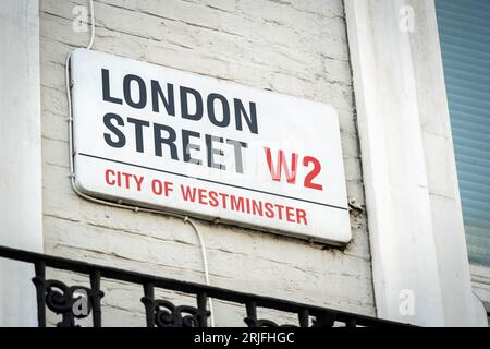 Londres, Royaume-Uni - octobre 2022 : panneau de rue de London Street, code postal W2 dans la Cité de Westminster Banque D'Images