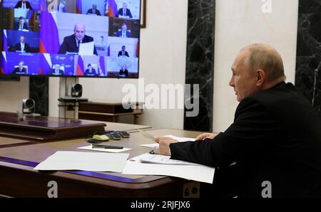 Moscou, Russie. 22 août 2023. Le président russe Vladimir Poutine commente lors d'une réunion par vidéoconférence du Conseil pour le développement stratégique et les projets nationaux du Kremlin, le 22 août 2023 à Moscou, en Russie. Crédit : Mikhail Klimentyev/Kremlin Pool/Alamy Live News Banque D'Images