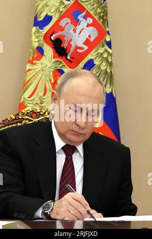 Moscou, Russie. 22 août 2023. Le président russe Vladimir Poutine fait une note lors d'une réunion par vidéoconférence du Conseil pour le développement stratégique et les projets nationaux du Kremlin, le 22 août 2023 à Moscou, en Russie. Crédit : Mikhail Klimentyev/Kremlin Pool/Alamy Live News Banque D'Images