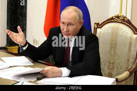 Moscou, Russie. 22 août 2023. Le président russe Vladimir Poutine commente lors d'une réunion par vidéoconférence du Conseil pour le développement stratégique et les projets nationaux du Kremlin, le 22 août 2023 à Moscou, en Russie. Crédit : Mikhail Klimentyev/Kremlin Pool/Alamy Live News Banque D'Images