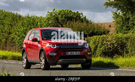 Woburn,Beds.UK - 19 août 2023 : 2016 rouge Land Rover Discovery Sport voiture voyageant sur une route de campagne anglaise. Banque D'Images