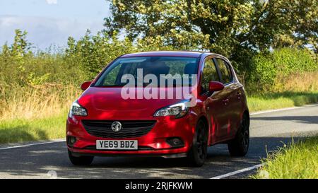 Woburn,Beds.UK - 19 août 2023 : 2019 voiture rouge Vauxhall Corsa Griffin voyageant sur une route de campagne anglaise. Banque D'Images